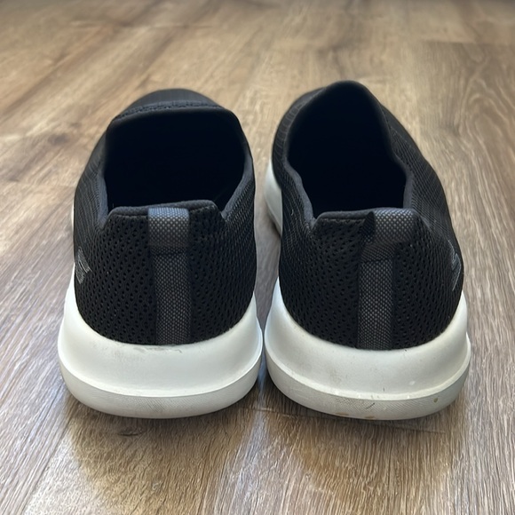 Skechers Ultra Max Wide Fit Slip Ons - Picture 4 of 6